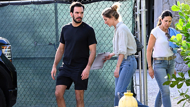 İhanet söylentilerinin gölgesinde genç aşkıyla gizlice evlenmişti… Şimdi mutluluktan yüzünde güller açıyor