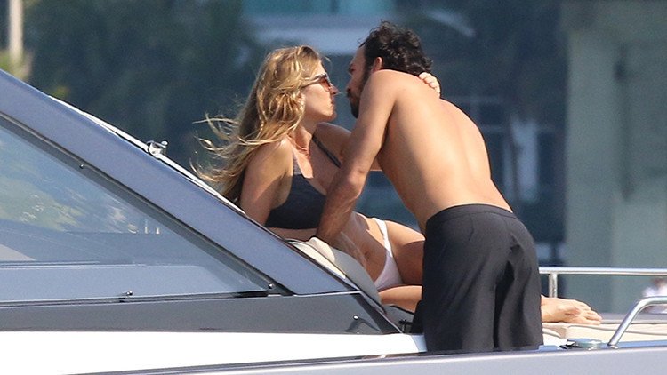 İhanet söylentilerinin gölgesinde genç aşkıyla gizlice evlenmişti… Şimdi mutluluktan yüzünde güller açıyor