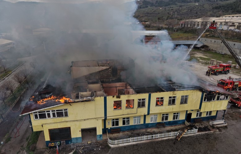 Kastamonu'da fabrika yangını: Dumanlar gökyüzünü kapladı