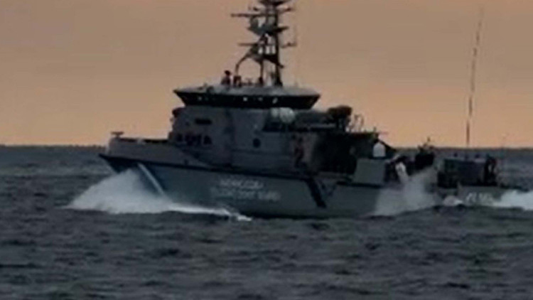 Vatandaş fark edince yardım istedi: Türk Sahil Güvenliği, Yunan unsurlarını böyle kovaladı | 'Büyük, silahlı bir gemi yollamışlar'