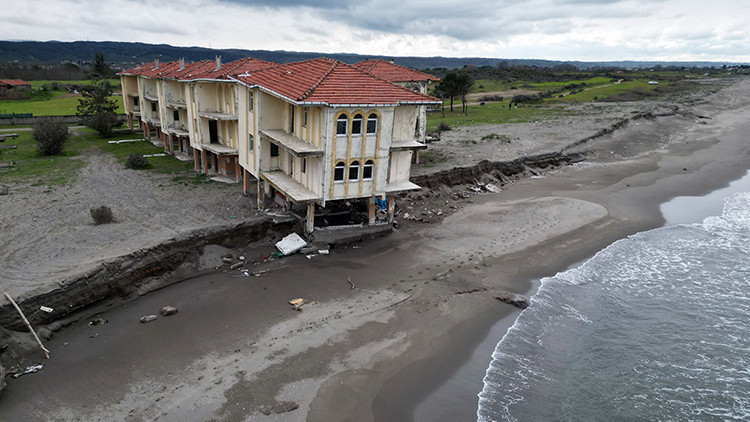 Denizdeki değişimden sonra villalar çöktü