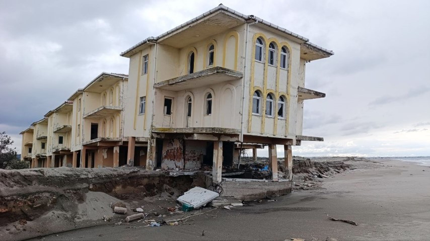 Denizdeki değişimden sonra villalar çöktü