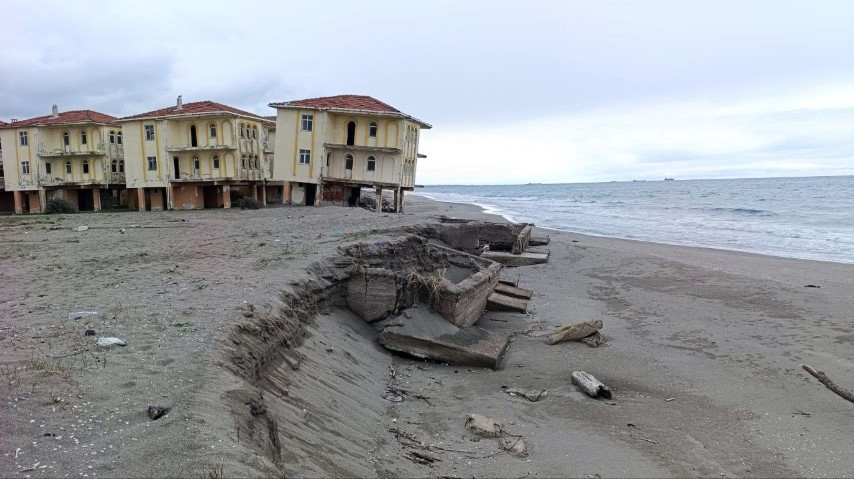 Denizdeki değişimden sonra villalar çöktü