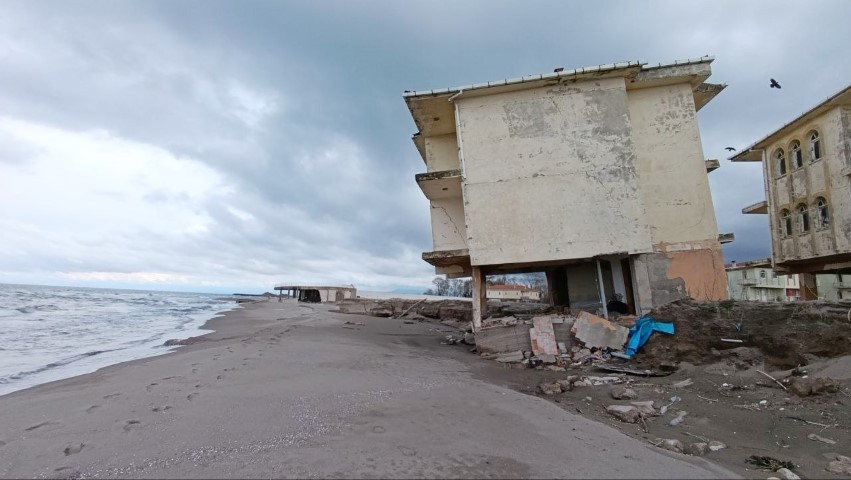 Denizdeki değişimden sonra villalar çöktü