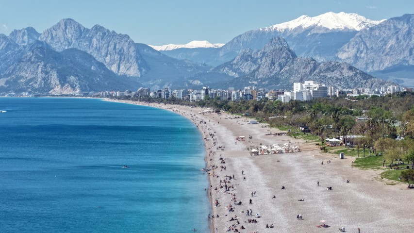 Sıcak havayı fırsat bilenler plaja koştu