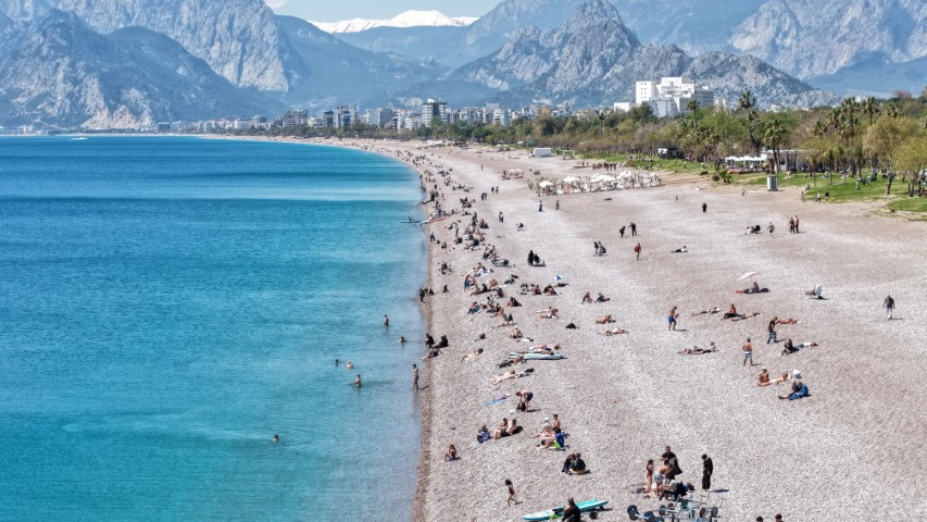 Sıcak havayı fırsat bilenler plaja koştu