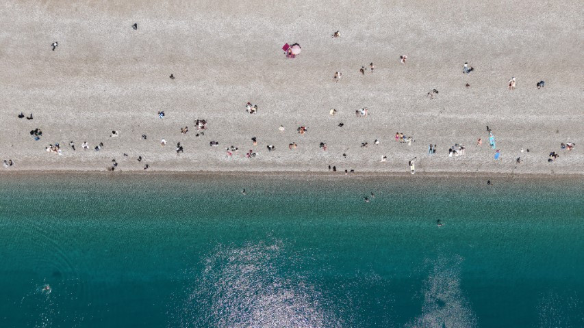 Sıcak havayı fırsat bilenler plaja koştu