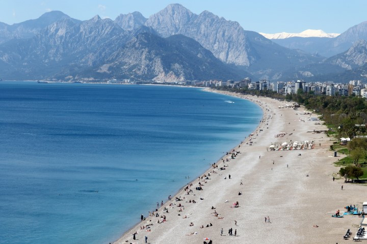 Sıcak havayı fırsat bilenler plaja koştu