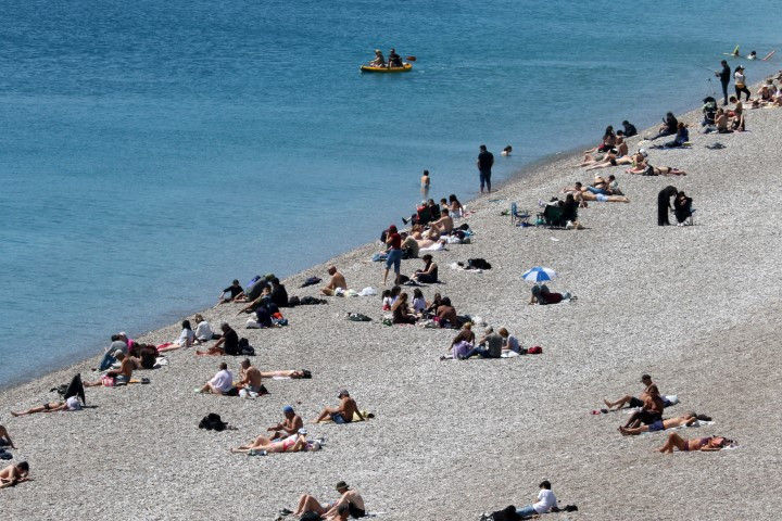 Sıcak havayı fırsat bilenler plaja koştu