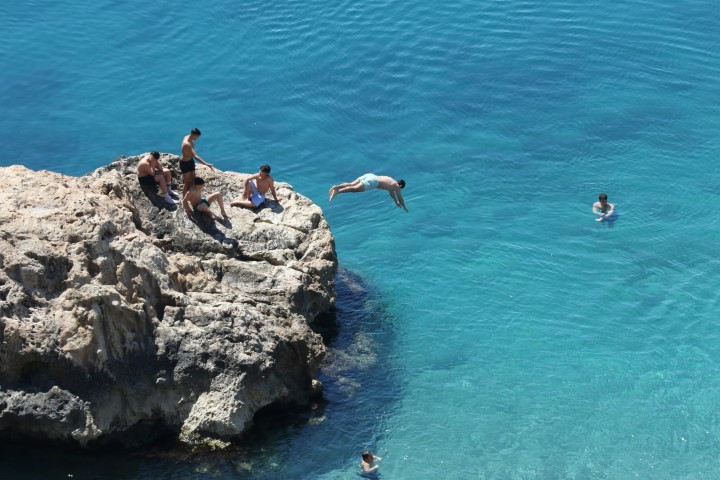 Sıcak havayı fırsat bilenler plaja koştu