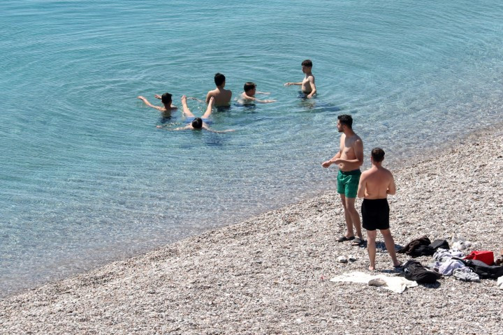 Sıcak havayı fırsat bilenler plaja koştu