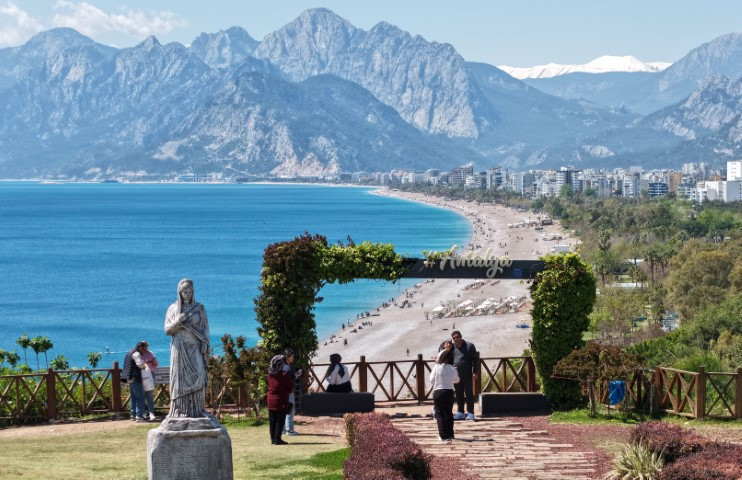 Sıcak havayı fırsat bilenler plaja koştu