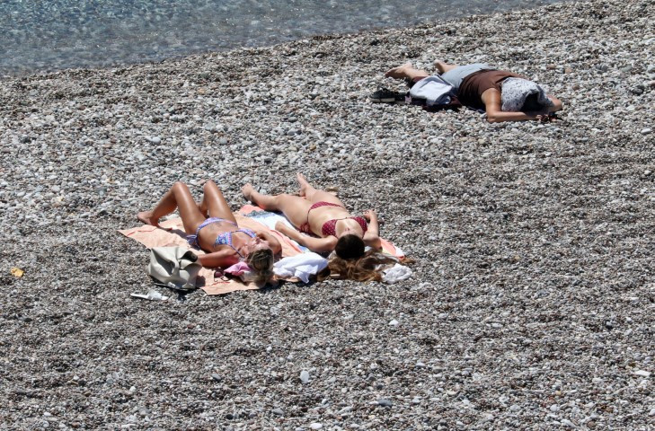 Sıcak havayı fırsat bilenler plaja koştu