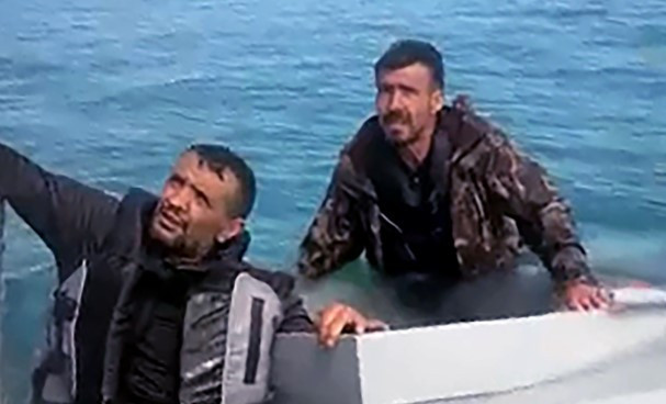 Tekne su almaya başladı, 3 balıkçı ölümden döndü