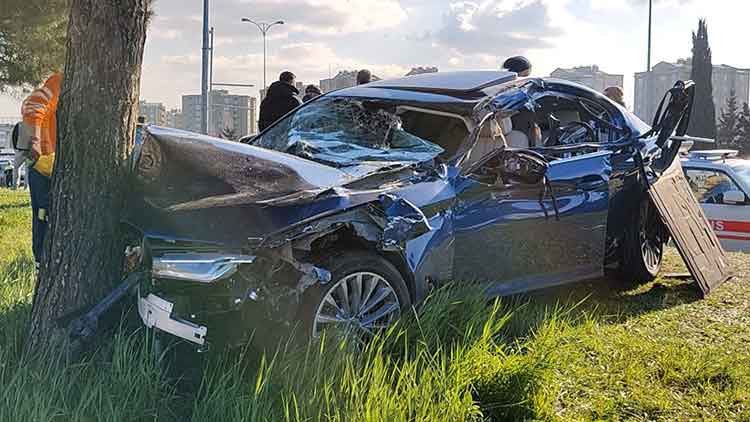 Bayrampaşa'da otomobilin çarptığı kamyon devrildi; 1'i çocuk 7 yaralı