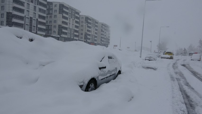 Nisan ayında kardan yollar kapandı Kentte 4 gündür aralıksız yağıyor
