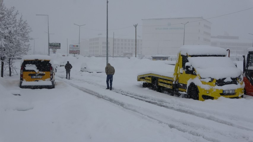 Nisan ayında kardan yollar kapandı Kentte 4 gündür aralıksız yağıyor