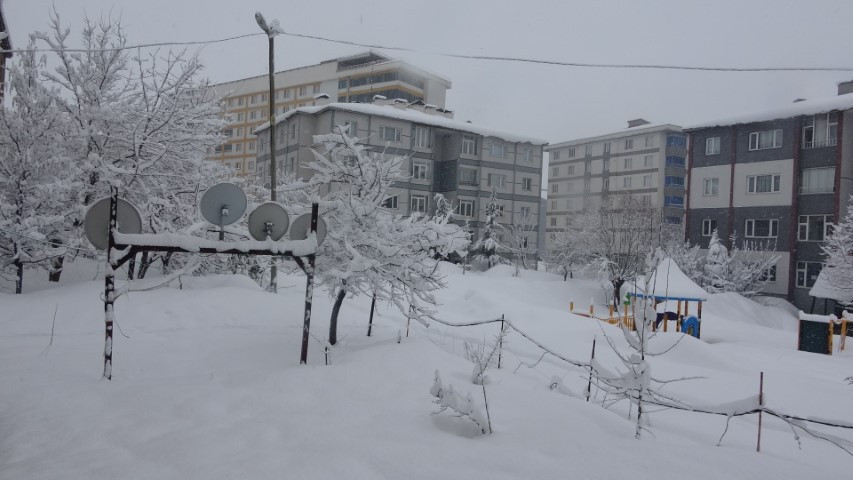 Nisan ayında kardan yollar kapandı Kentte 4 gündür aralıksız yağıyor