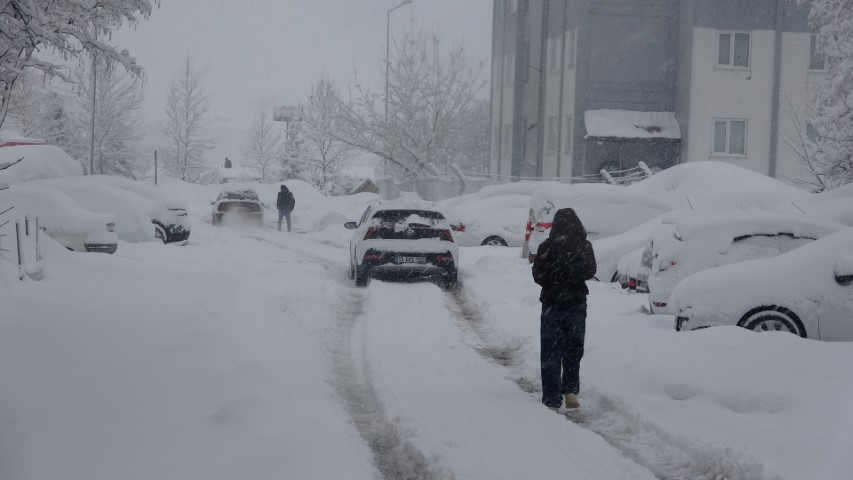 Nisan ayında kardan yollar kapandı Kentte 4 gündür aralıksız yağıyor