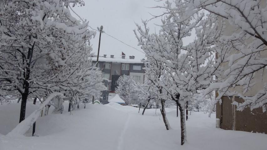 Nisan ayında kardan yollar kapandı Kentte 4 gündür aralıksız yağıyor