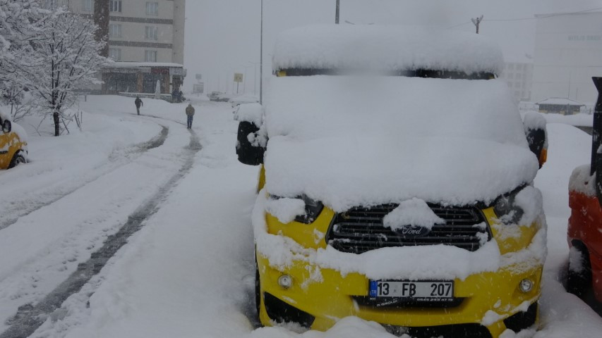 Nisan ayında kardan yollar kapandı Kentte 4 gündür aralıksız yağıyor