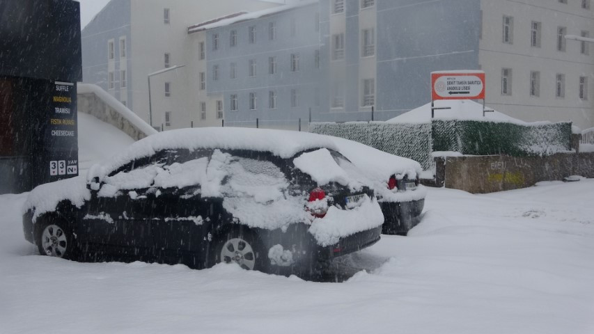 Nisan ayında kardan yollar kapandı Kentte 4 gündür aralıksız yağıyor