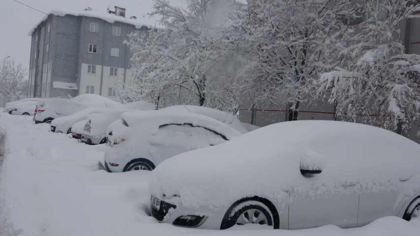 Nisan ayında kardan yollar kapandı Kentte 4 gündür aralıksız yağıyor