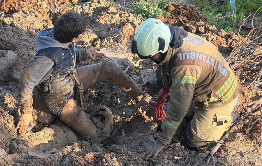Bisikletiyle çamura saplanan çocuk, devriye gezen polis ekipleri sayesinde kurtuldu