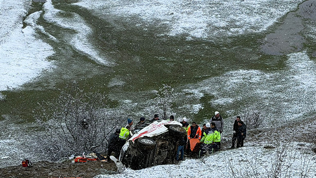 Hasta taşıyan ambulans, uçuruma yuvarlandı: 1 ölü, 4 yaralı