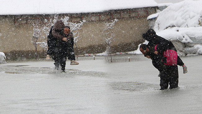 Çocukları okula gidip gelmekte zorlanınca: Bir aydır böyle götürüyor! '100 metre boyunca suyun içinden geçmek zorundayım'