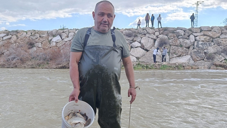 Yıllardır kurak kalan su coştu, vatandaşlar balık tutmaya başladı