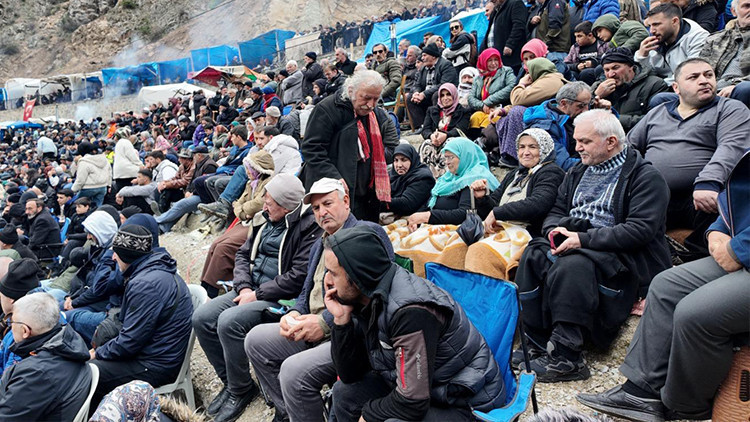 Binlerce kişi heyecanla izledi Binlerce kişi heyecanla izledi