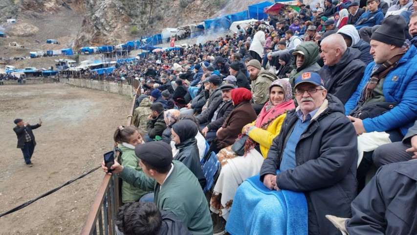 Binlerce kişi heyecanla izledi Binlerce kişi heyecanla izledi