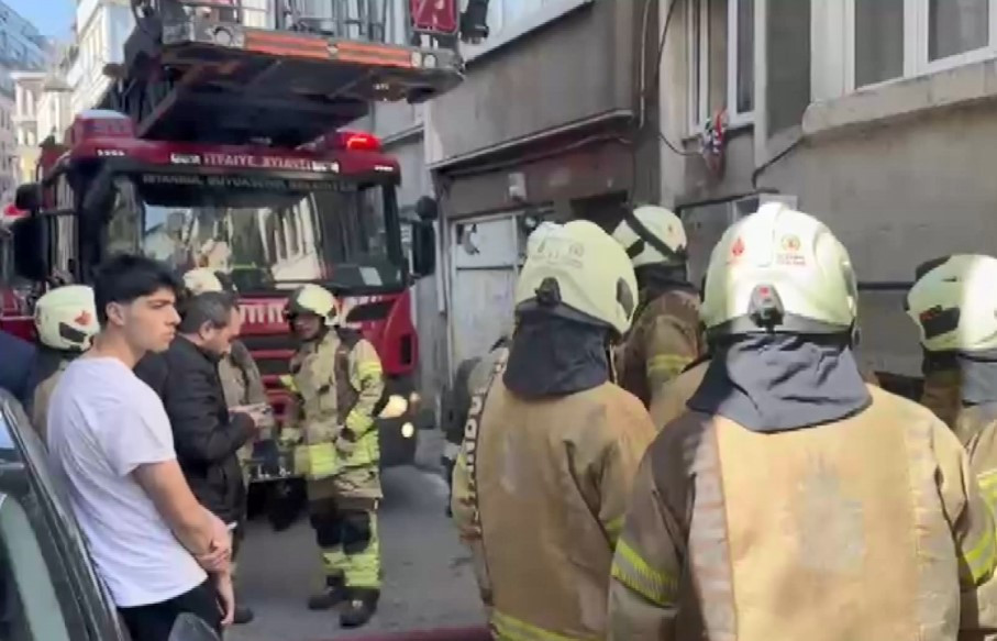 Beyoğlu'nda 5 katlı binada yangın: 2 kişi dumandan etkilendi