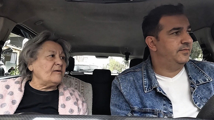 İzleyen herkes 'helal olsun' dedi | Yaşlı kadın aracına binip durumu anlatınca ilk sözü 'dua edersin' oldu