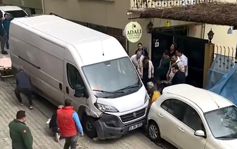 Freni boşalan kamyon dehşete yol açtı: 1'i çocuk 2 yaralı