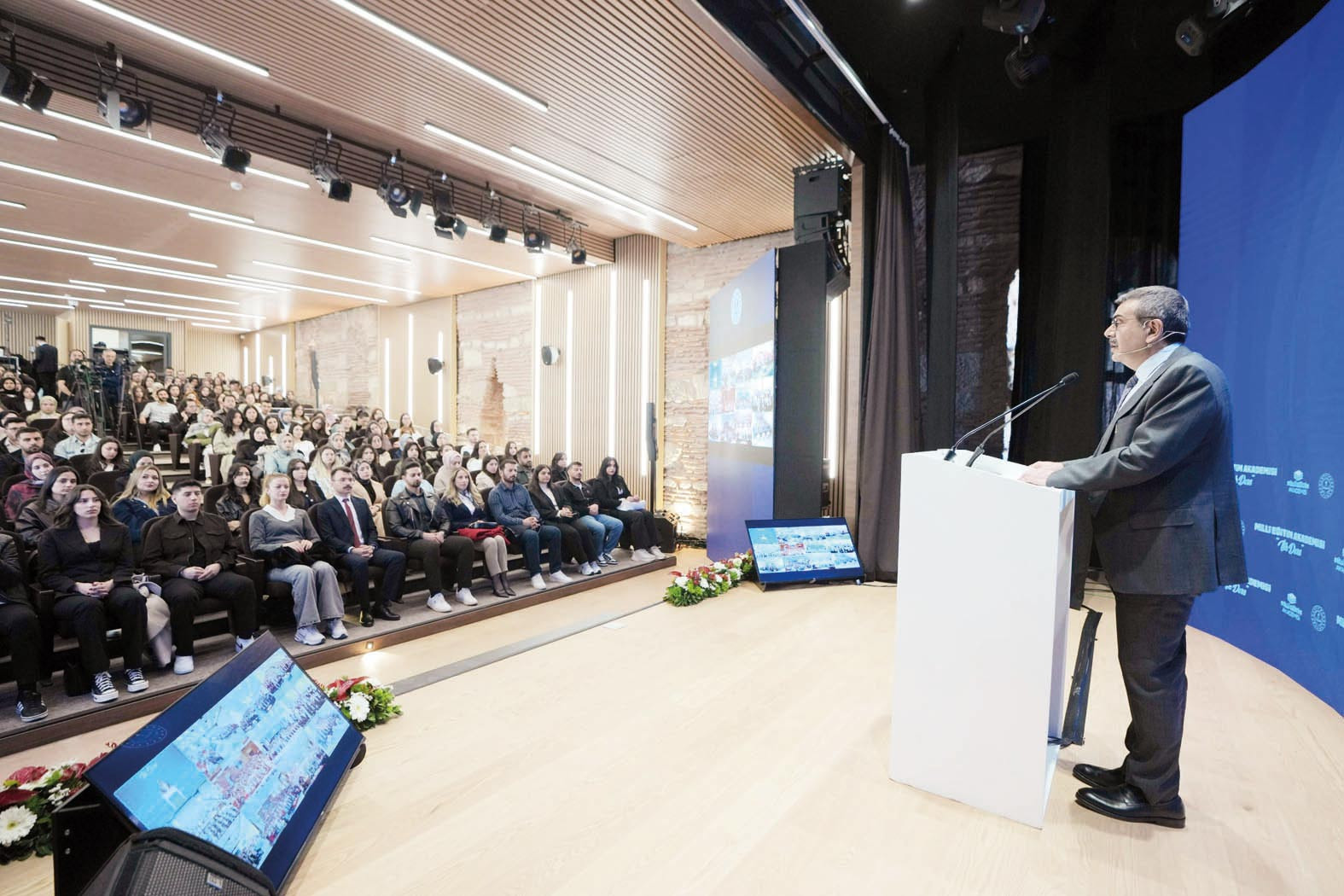 10 bin öğretmen adayı için ilk ders zili çaldı