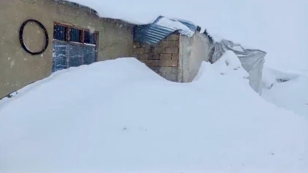 Dar geçitlerden evlerine ulaşmaya çalışıyorlar 5 aydır bu haldeyiz, köy görünmüyor