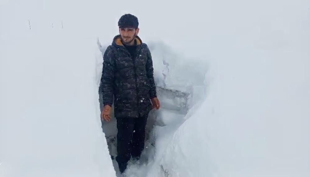 Dar geçitlerden evlerine ulaşmaya çalışıyorlar 5 aydır bu haldeyiz, köy görünmüyor