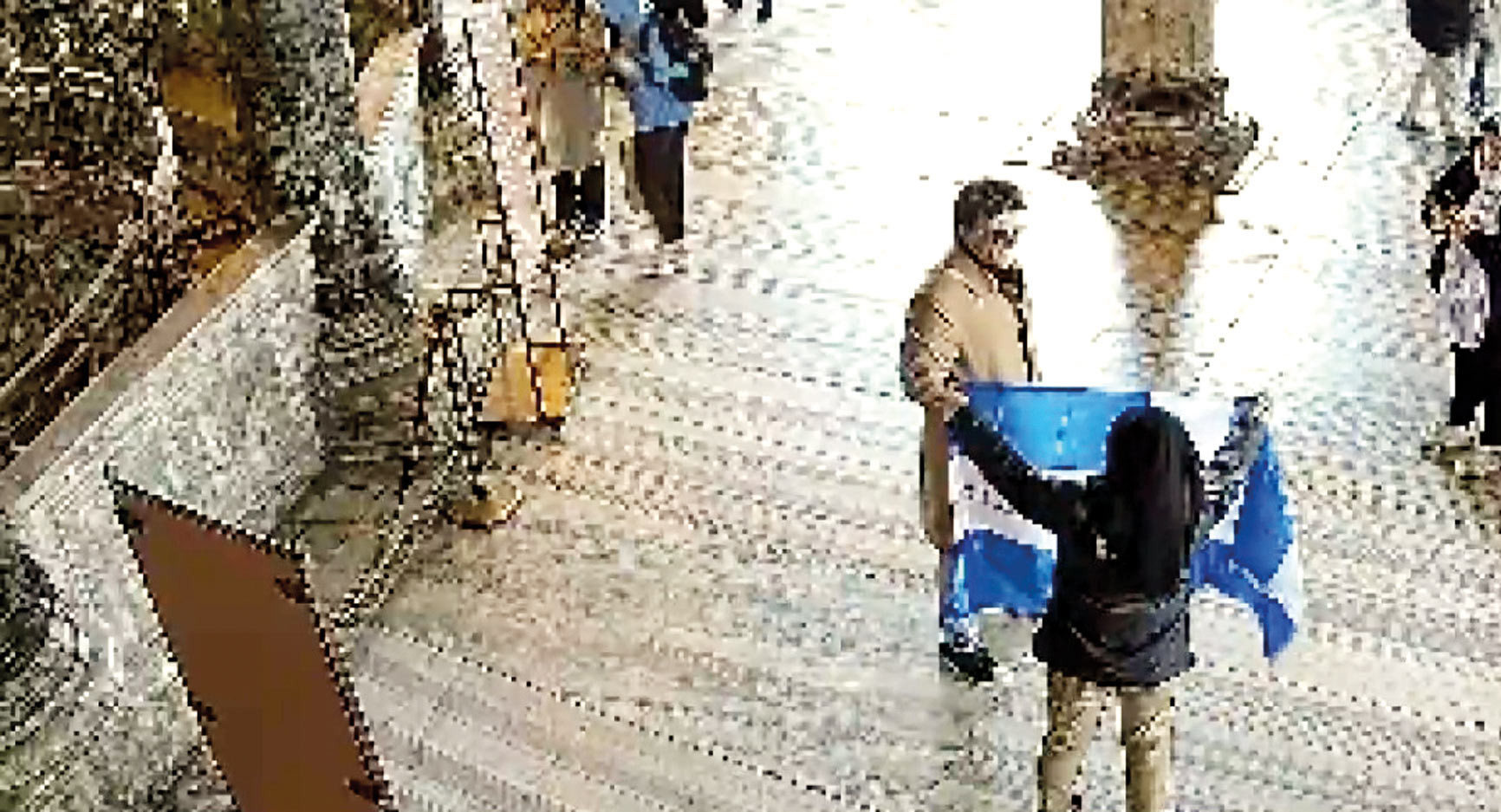 Yunan vatandaşı 2 turist tutuklandı... Ayasofya’da Bizans bayrağı açtılar