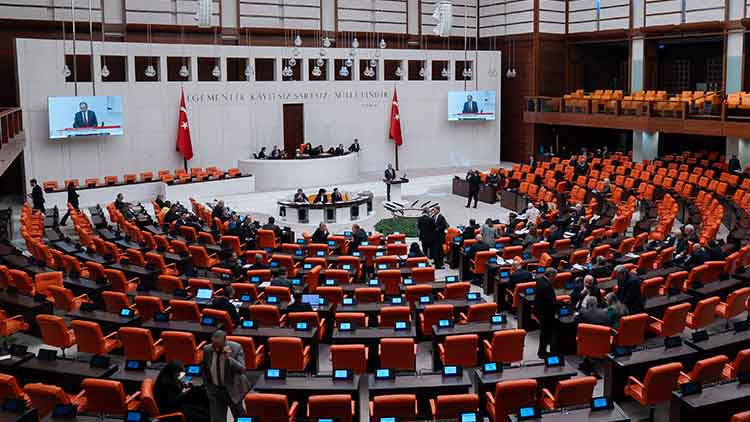 Sosyal medyaya ve doğum iznine yönelik düzenlemeleri de içeren kanun teklifin ilk 6 maddesi kabul edildi