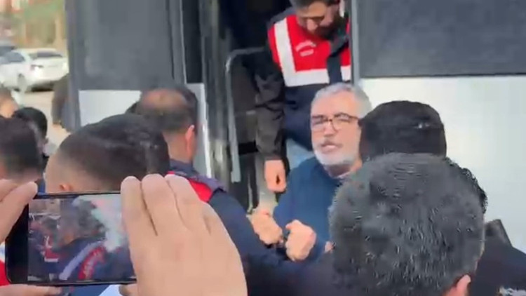 Annesinin cenazesine katılan Jet Fadıl ile jandarmalar arasında gerginlik