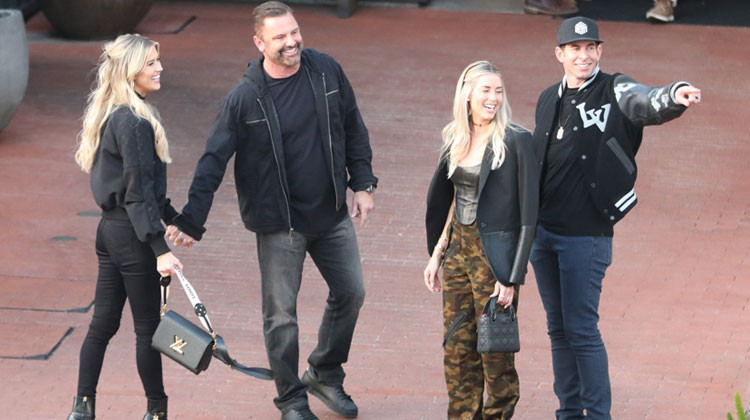 Eski eş ve yeni eş kardeş gibi oldu... Boşandılar ama bir türlü birbirlerinden kopamadılar... Tatilde bile hep birlikte!