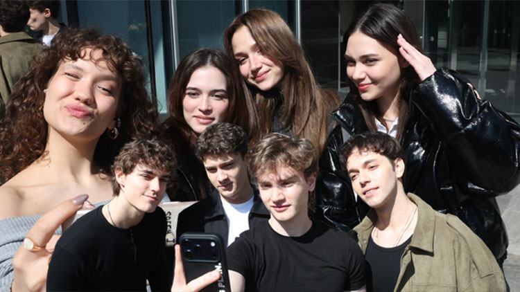 Daha On Yedi'nin gençlerinden ilk selfie'ler