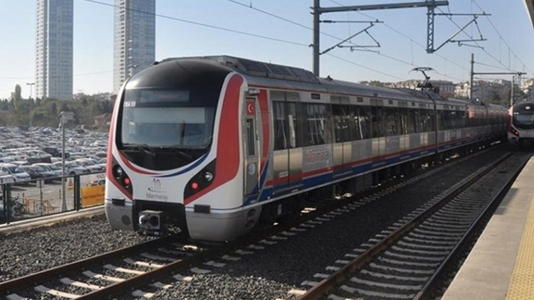 Marmaray'da yolcular trenden indirildi, peron boşaltıldı