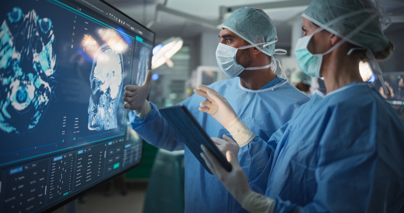 GELECEK İÇİN UMUDUNU KORUYOR