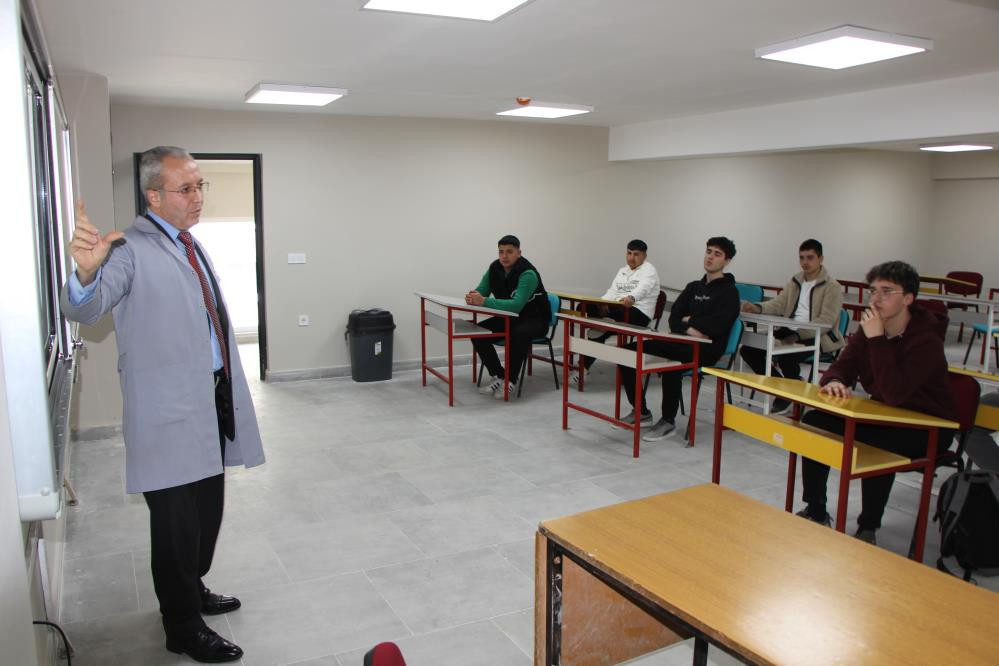 Polisliği bırakıp 45 yaşında hayali olan öğretmenliğe başladı: İçimde bir ukte vardı