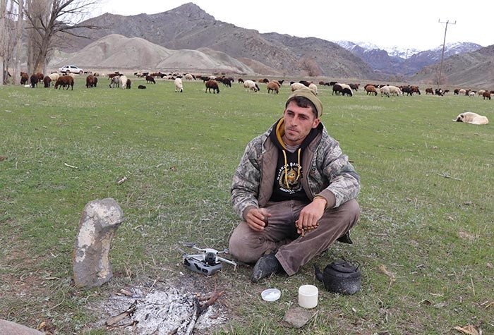 Erzurumlu çoban, sürüsünü toplamak için bakın ne yaptı: Şimdi kartal gibi gözlerimle kontrol ediyorum