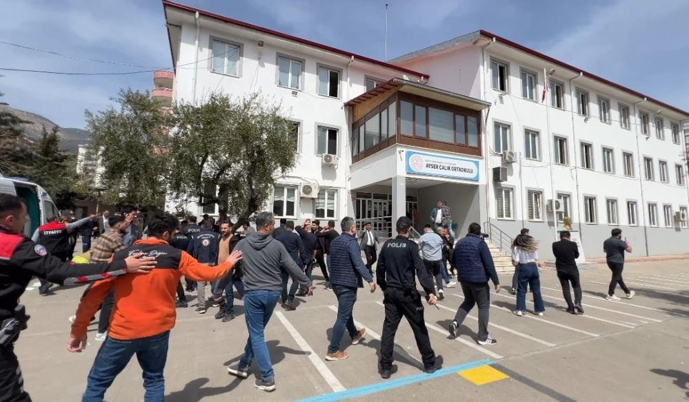 Kahramanmaraşta okula silahlı saldırı: 9 can kaybı
