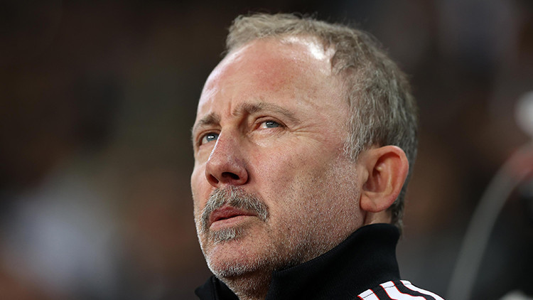 Sergen Yalçın gençlere sarıldı